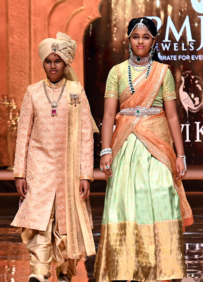 Mahesh Babu Daughter Sitara Created a buzz in the City7