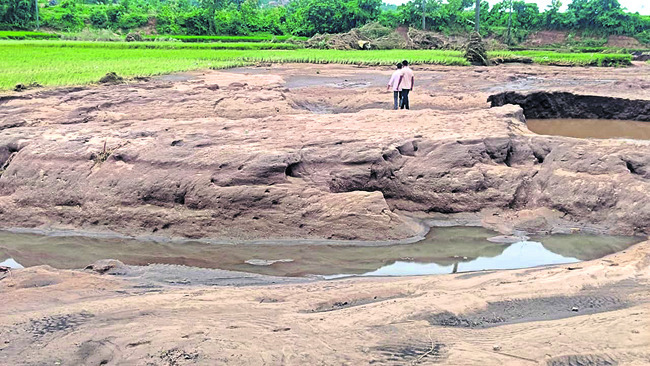 రూ.లక్షలు వెచ్చించి.. ఇసుక మేటలు తొలగించి.. 1