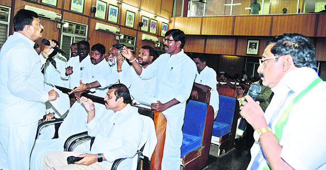 కొత్త పింఛన్లు ఎప్పుడిస్తారు?1