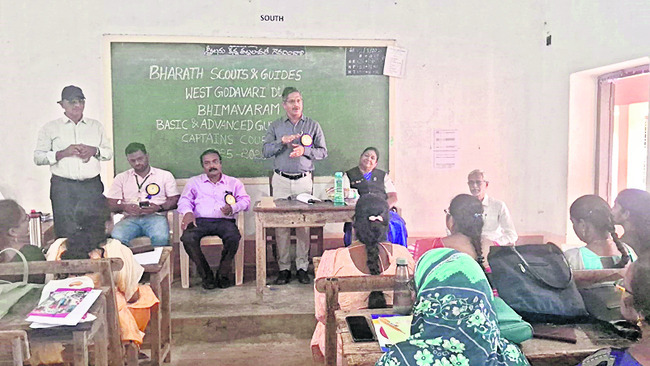 విద్యార్థుల్లో క్రమశిక్షణ పెంపొందించాలి 2