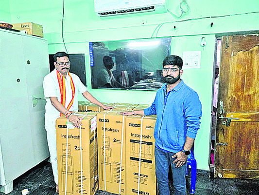 10 వేల వాటర్‌ బాటిళ్లు ఇస్తే 4 పాసులు 1