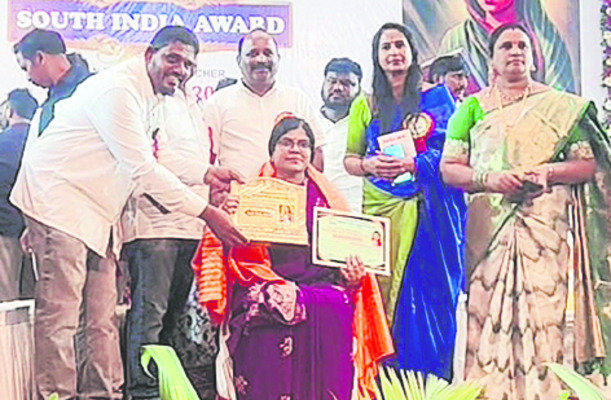 ఇసుక డంప్‌ సీజ్‌1