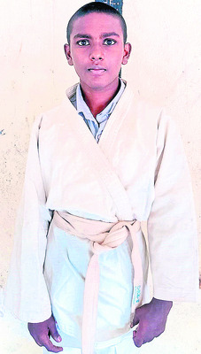 యథేచ్ఛగా అక్రమ చేపల వేట 1