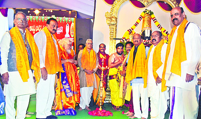 ఎన్టీఆర్‌ స్తుతి... పీవీకి దక్కని చోటు 2