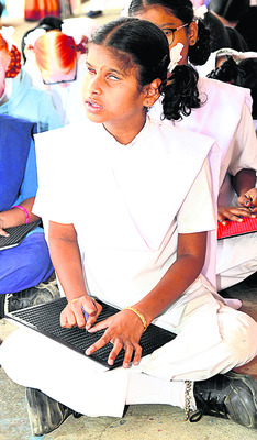 బ్రెయిలీ లిపితోనే చదువు
1