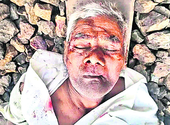 నడిచి వెళ్తుండగా.. 2