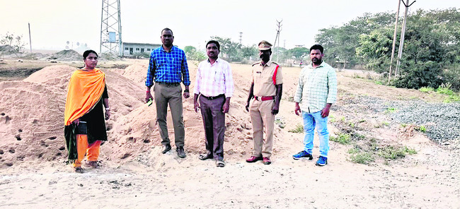 ఇసుక అక్రమంగా తరలిస్తే కఠిన చర్యలు1