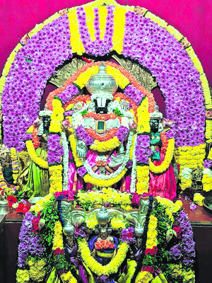 అన్నవరప్పాడుకు  పోటెత్తిన భక్తులు 2