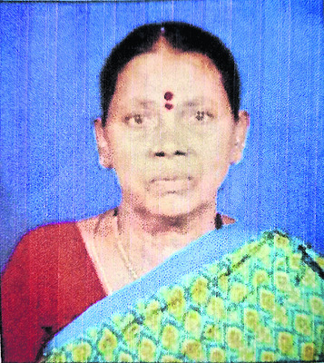 నడిచి వెళ్తుండగా.. 1