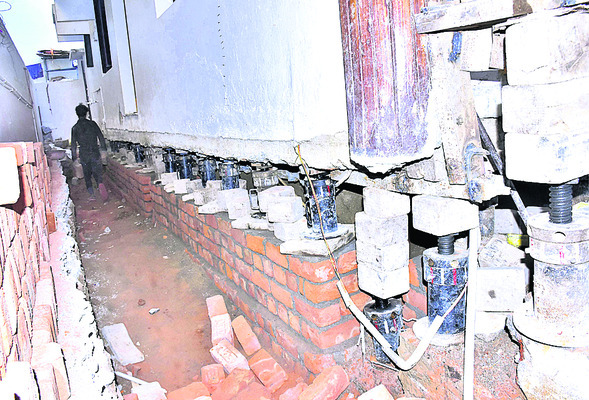 ● నిర్మల్‌ చేరిన ఆధునిక ఇంజినీరింగ్‌ అద్భుతం ● జాకీలతో 1