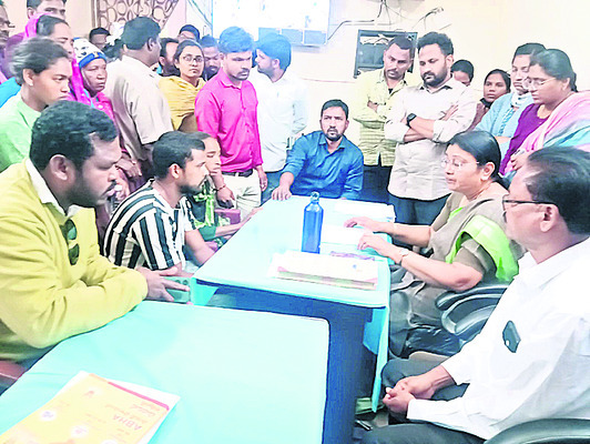 చిన్నారి మృతిపై గిరిజనుల ఆందోళన1