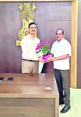 సబ్‌ కలెక్టర్‌ను కలిసిన డిప్యూటీ ఈఓ 1