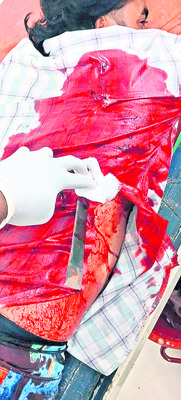 గొడవలో ముగ్గురికి కత్తిపోట్లు 
2