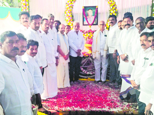 వీరేపల్లి పద్మకు వైవీ, నాయకుల నివాళులు 1