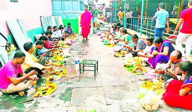 అన్నవరప్పాడుకు పోటెత్తిన భక్తులు1