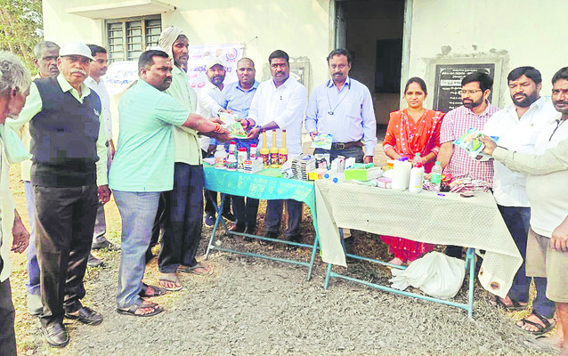 గ్రీన్‌ఫీల్డ్‌రోడ్డు సర్వేను  అడ్డుకున్న రైతులు 
1