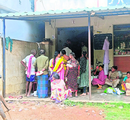 ● పట్టణాల్లోని రేషన్‌ లబ్ధిదారులకే  గోధుమపిండి పంపిణీ ●1