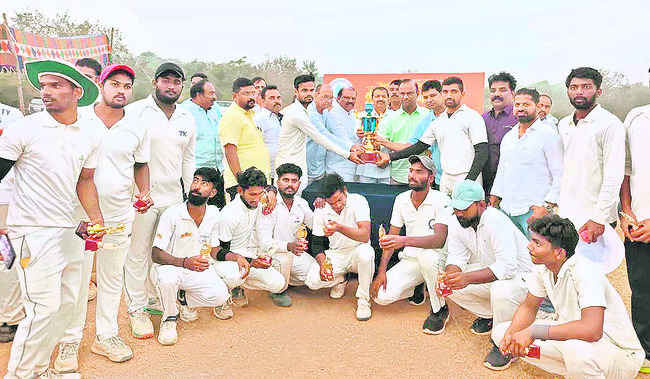 ఈస్ట్‌జోన్‌ క్రికెట్‌ గోల్డ్‌ కప్‌ విన్నర్‌గా హనుమకొండ 1