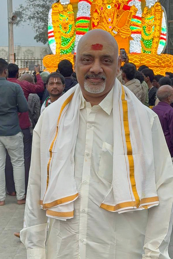 Director Anil Ravipudi visited Tirumala Photos9