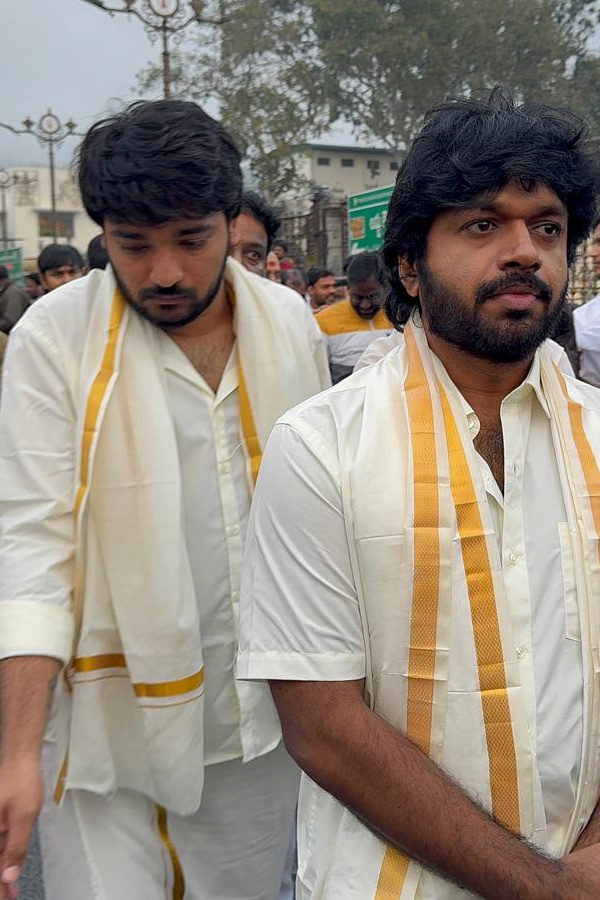 Director Anil Ravipudi visited Tirumala Photos7