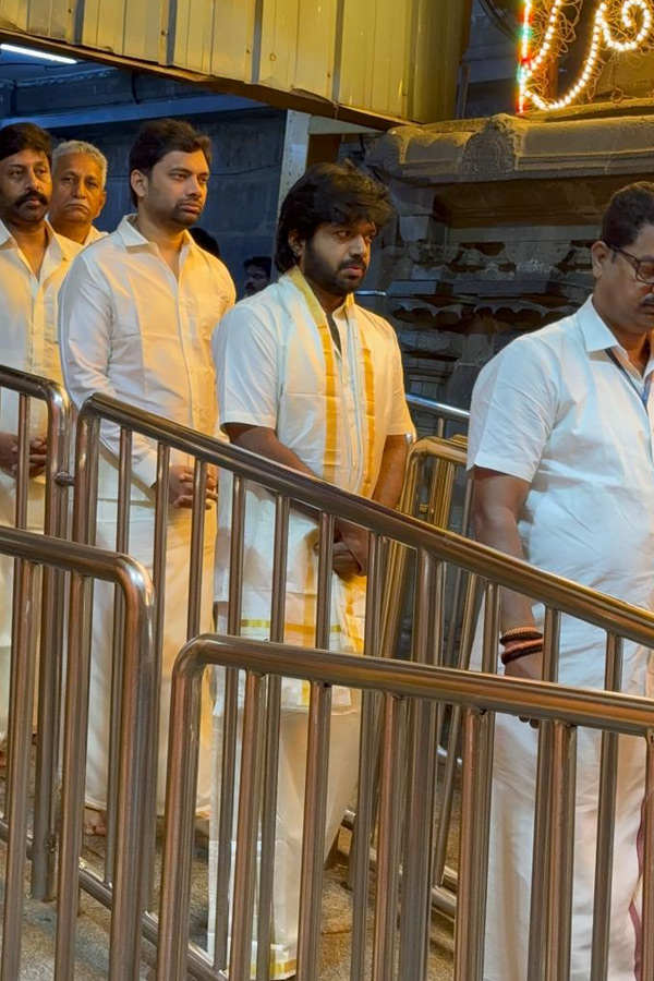 Director Anil Ravipudi visited Tirumala Photos8