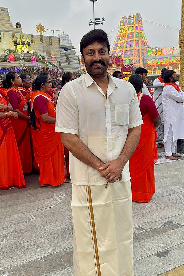 Director Anil Ravipudi visited Tirumala Photos12