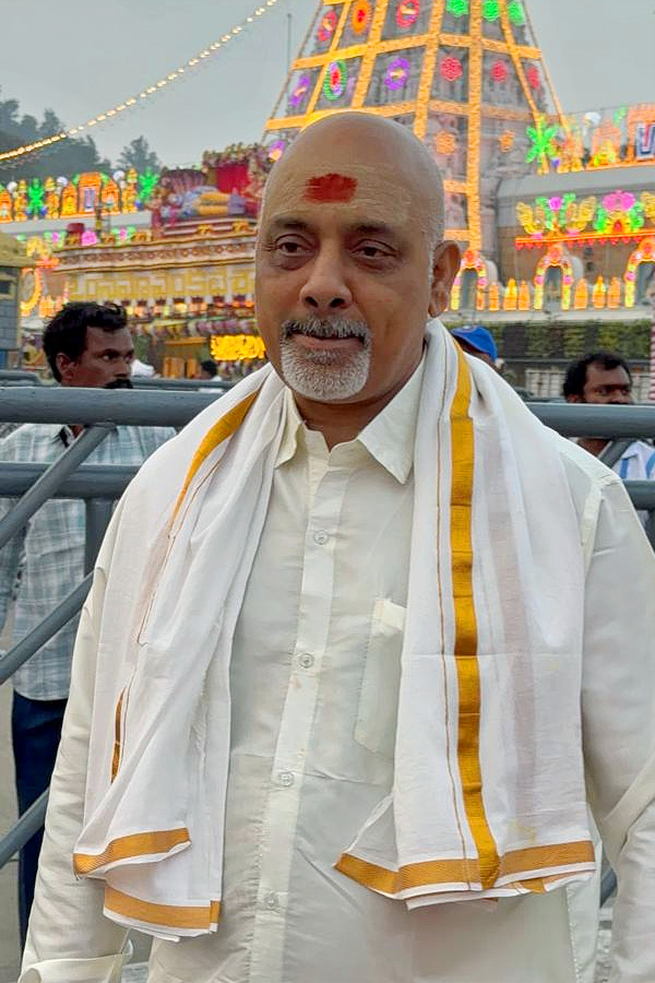 Director Anil Ravipudi visited Tirumala Photos11
