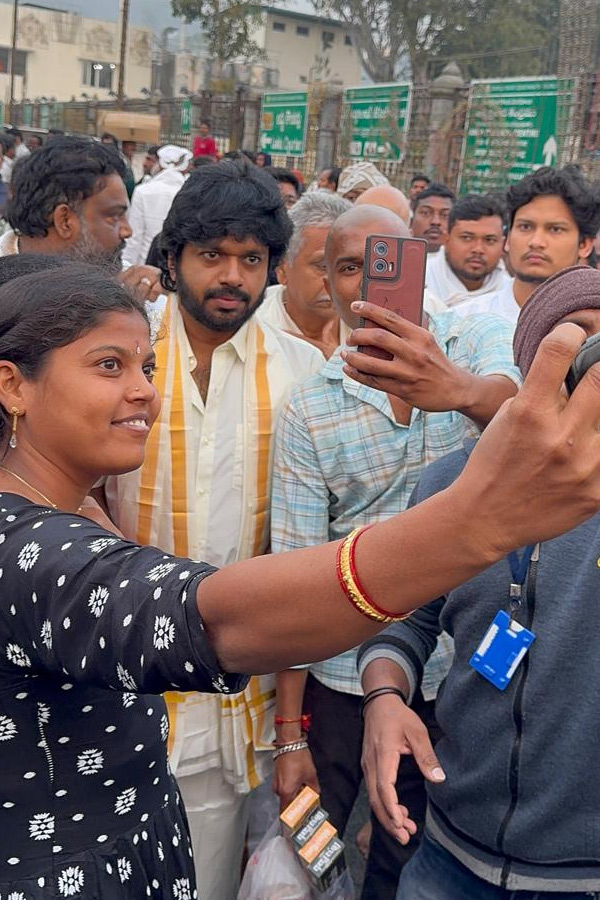 Director Anil Ravipudi visited Tirumala Photos3