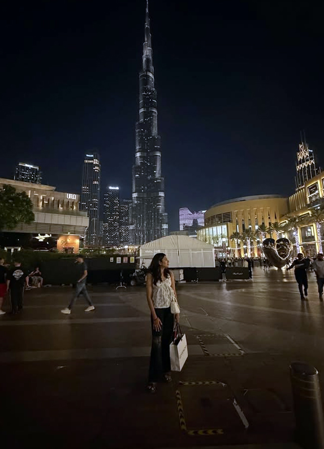 Rahul Sipligunj with his wife on a trip to Dubai (Photos)11