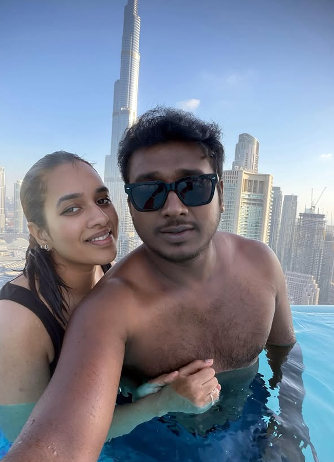 Rahul Sipligunj with his wife on a trip to Dubai (Photos)5