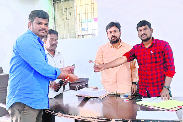 ఒకే కుటుంబంలోని ఓట్లు చెల్లాచెదురు 1