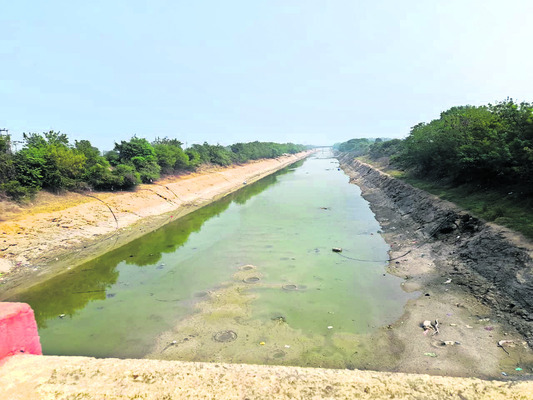 అల్లాడుతున్న ఆయకట్టు రైతులు1