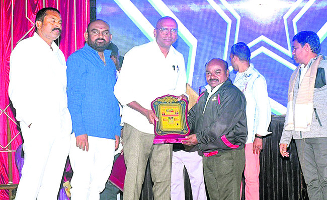 మధుకు గద్దర్‌ అవార్డు2