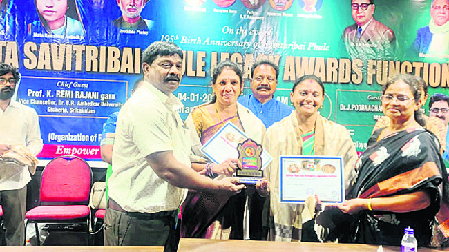 ఉపాధ్యాయినులకు పూలే అవార్డులు 1