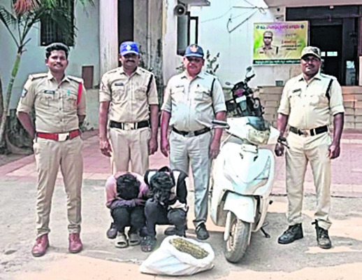 గంజాయి తరలిస్తున్న ఇద్దరి అరెస్టు 1