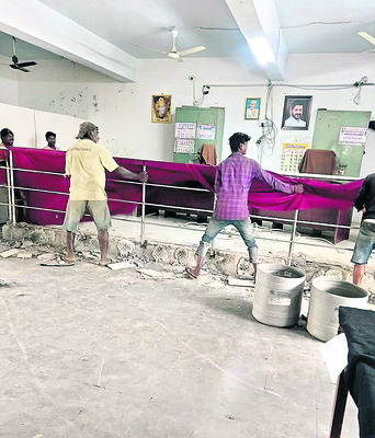 రిజిస్ట్రేషన్‌ కార్యాలయంలో పోడియం తొలగింపు1