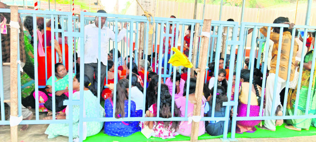 భక్తుల తిప్పలు.. ఎమ్మెల్యే డప్పులు 1