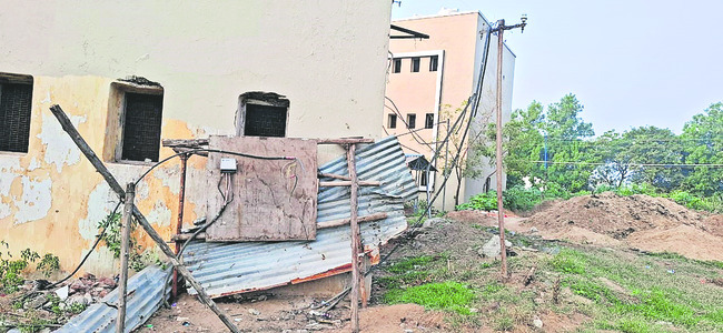 అమాయక విద్యార్థులకు కరెంట్‌ షాక్‌!1