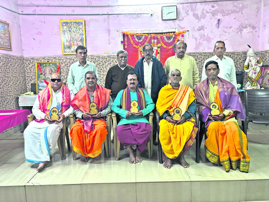 పండితులకు సన్మానం 
1