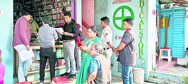 మెడికల్‌ షాపుల్లో ఆకస్మిక తనిఖీలు1