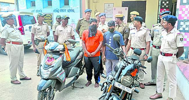 పర్లాకిమిడిలో దొంగల ఆటకట్టు1