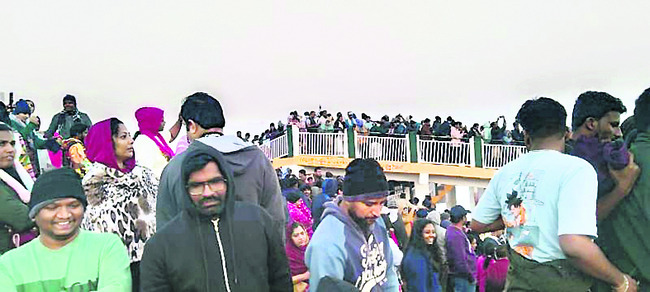 కిక్కిరిసిన చెరువులవెనం2