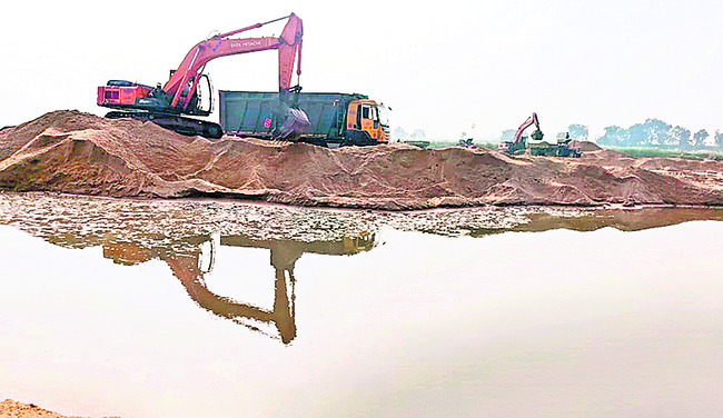 టీడీపీ నేతల కనుసన్నల్లో ఇసుక మాఫియా 
2