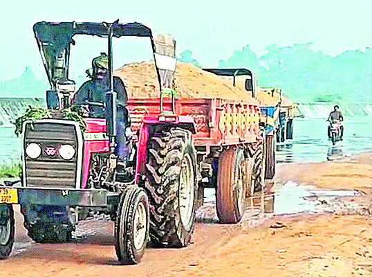 టీడీపీ నేతల కనుసన్నల్లో ఇసుక మాఫియా 
3