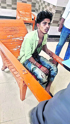 రైలెక్కి హల్‌చల్‌ చేసిన యువకుడు 1