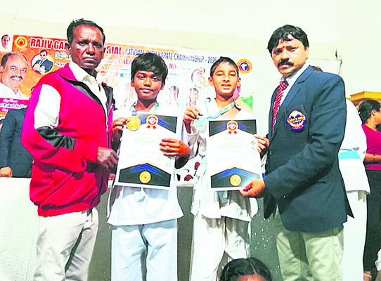 చిన్నారి వైద్యానికి సాయం
3