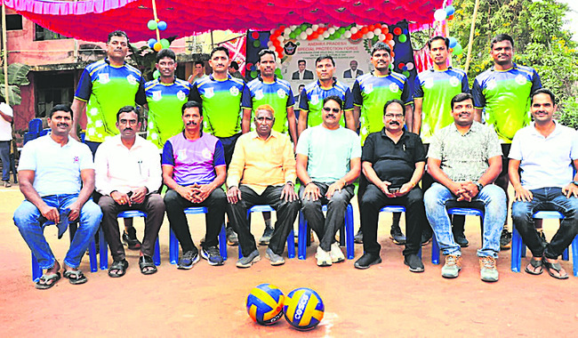 వాలీబాల పోటీల విజేత సచివాలయం జట్టు 2