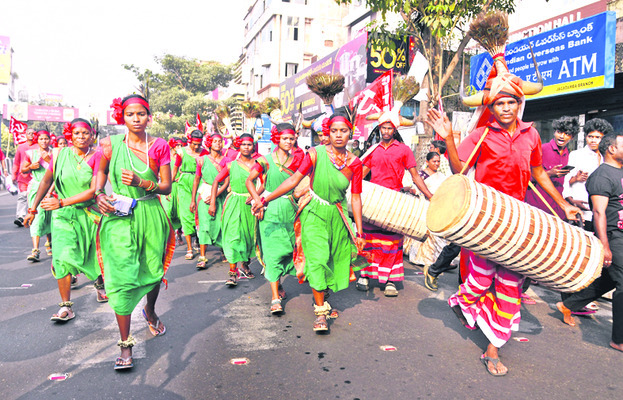 విశాఖ తీరాన ఎగసిన కార్మిక కెరటం1