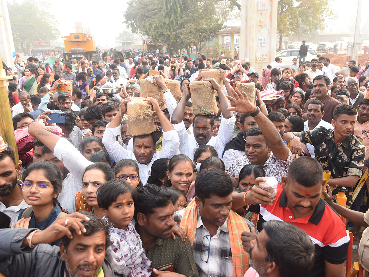 Massive Devotees Rush At Medaram Maha Jatara Due to Sunday10
