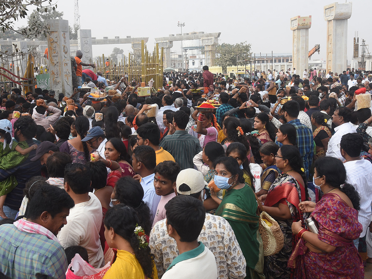 Massive Devotees Rush At Medaram Maha Jatara Due to Sunday11